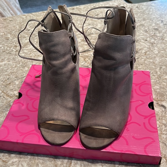 Women’s lace up gray heels - Picture 2 of 8